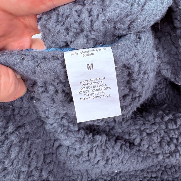 BERKSHIRE PET COLLECTION Blue and Gray Patterned fleece Dog Sweater size medium - Picture 8 of 12